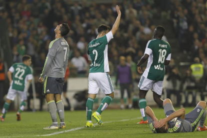 El delantero portugués del Real Madrid Cristiano Ronaldo (i) se lamenta durante el partido correspondiente a la vigésimo primera jornada de Liga en Primera División.