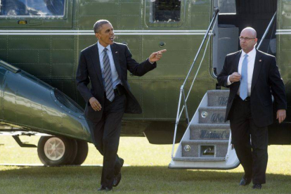 Obama sale del helicóptero para regresar a la Casa Blanca, el viernes.