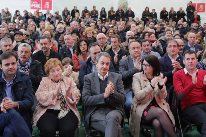 Tino Rodríguez, Mari Cruz González, Rodríguez Zapatero, Adriana Lastra y Luis Tudanca, aplauden durante el acto. SECUNDINO PÉREZ