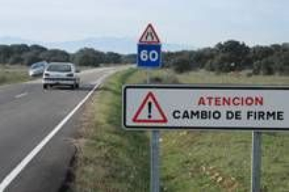 La señalización advierte del fin del tramo arreglado entre Palacios de la Valduerna y Castrotierra