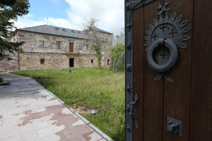 Puertas de la casa del parque de Babia y Luna en Riolago