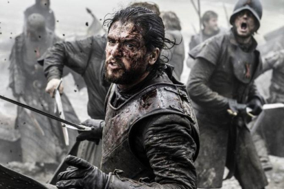 El actor Kit Harington, que encarna a Jon Nieve en 'Juego de tronos', en una escena de acción de la macroproducción de la cadena HBO.