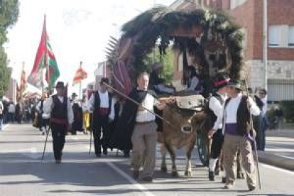 La procesión reunió a 49 carros engalanados y 148 pendones, que salieron de León a primera hora