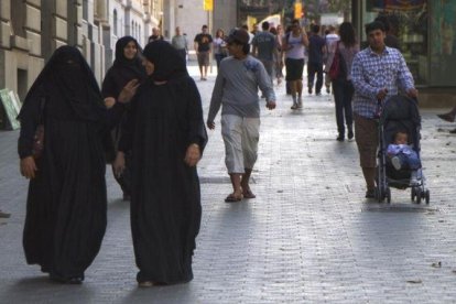 Mujeres con niqab, en el paseo de Gràcia de Barcelona en una foto de archivo.