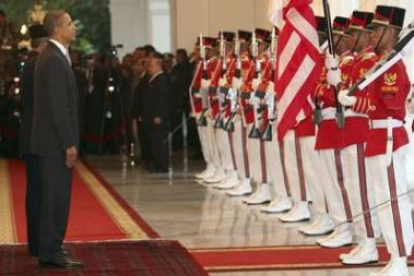El presidente estadounidense y su homólogo indonesio escuchan sus respectivos himnos.