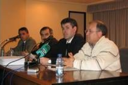 El alcalde y el responsable del aula (en el centro), durante el acto