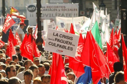 Protestas de funcionarios contra las rebajas salariales y la temporalidad.