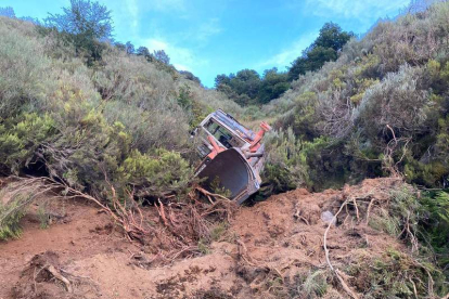 También se quedó encajada una bulldocer. CAMPOS