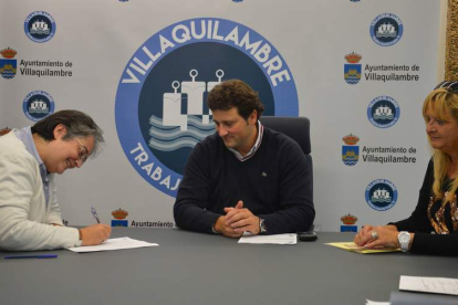 La representante de la asociación Valponasca, el alcalde y Carmen Oláiz, en la firma del convenio. DL