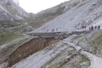 El alud dejó un socavón en la ladera de más de 20 metros de profundidad.