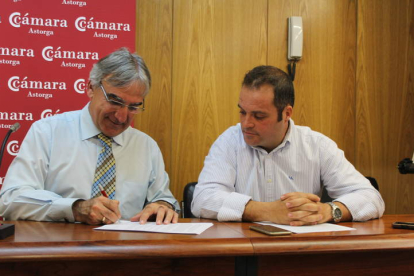 Juan Carlos Fernández e Isaac de la Fuente firman el convenio de colaboración en la Cámara.