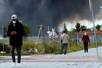 Vecinos de Seseña pasean por el pueblo con mascarillas debido al incendio del mayor cementerio de neumáticos de Europa