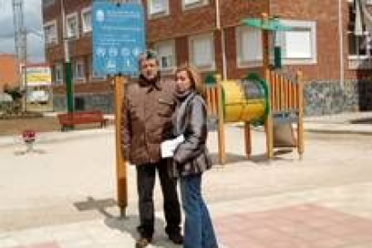 El alcalde de San Andrés, Miguel Martínez, y la concejala Eugenia Gancedo, en el parque