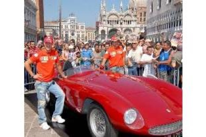 Schumacher y Massa posan junto a un Ferrari en la plaza de San Marcos