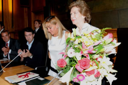 Úrsula Rodríguez Hesles recibió, emocionada, la distinción, el diploma y el ramo de flores de manos