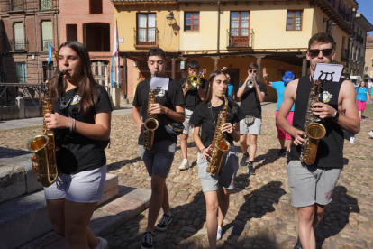 El Día de las Peñas prolonga la resaca festiva de San Froilán. JONATHAN NOTARIO.