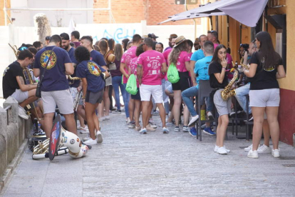 El Día de las Peñas prolonga la resaca festiva de San Froilán. JONATHAN NOTARIO.