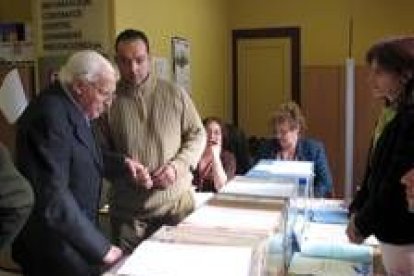 Neotereo González Recio, de 102 años, en el momento de ejercer el derecho al voto en Cistierna