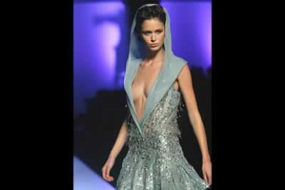Elie Saab es partidaria de la elegancia. Sus diseños íntimos se asemejan a un traje denoche.