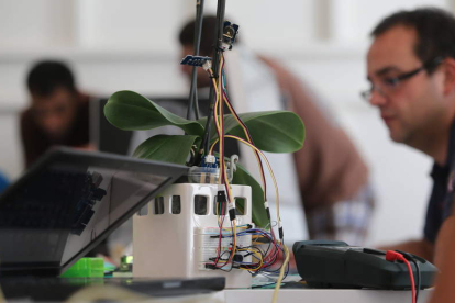 Participantes en el último de los talleres, el de sensores interactivos ‘Arduino’.