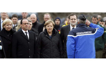 Hollande, Merkel y Rajoy llegan al lugar en el que se ha instalado el centro de operaciones.
