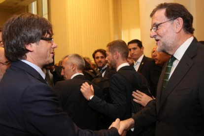 El 'president' Puigdemont saluda a Rajoy durante la inauguración de la exposición sobre Joan Miró en Oporto (Portugal), el pasado 30 de septiembre.