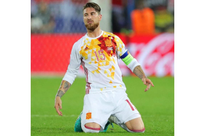 Gesto de resignación de Sergio Ramos tras fallar el penalti. ARMANDO BABANI
