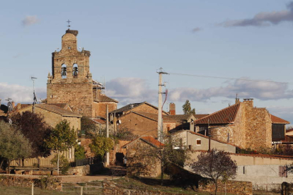 Foto panorámica de Castrillo con su iglesia al fondo.