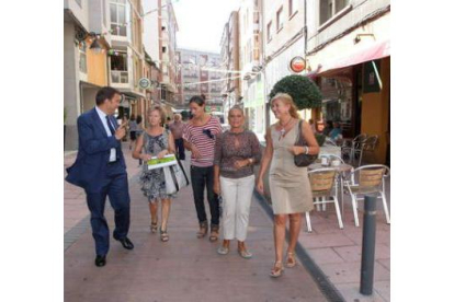 El alcalde y las portavoces de los hosteleros en la calle Alcón.