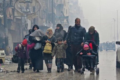 Una familia siria, en las calles de Alepo, el miércoles.