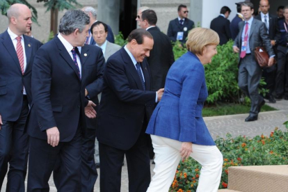 Berlusconi acompaña a Merkel en un acto oficial, en el 2009.