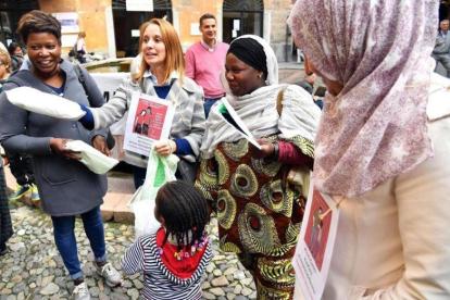Varios inmigrantes participan en una protesta contra las medidas discriminatorias en la localidad italiana de Lodi.