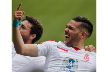 Emi Buendía celebra un gol anotado cuando vestía la camiseta de la Cultural en Segunda. MARCIANO PÉREZ