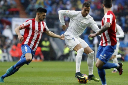 Cristiano Ronaldo controla el balón ante Sergio Álvarez.