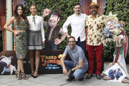 Los actores del nuevo film de animación "Tadeo Jones 2. El secreto del Rey Midas", José Corbacho (d), Michelle Jenner (2i) y Adriana Ugarte (i), junto con los directores Enrique Gato (3 d abajo) y David Alonso (2d), posan con el cartel de la película