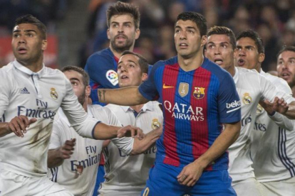 Seis jugadores del Madrid y los barcelonistas Suárez y Piqué, en el último clásico del Camp Nou.