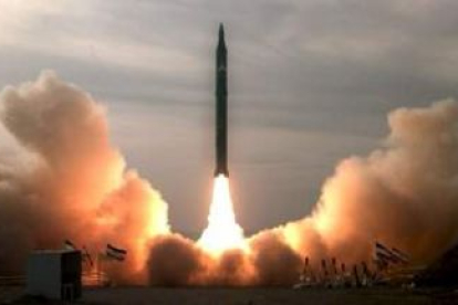 El misil de medio alcance Sayil-2, en el momento de su lanzamiento, ayer, en una localización descon