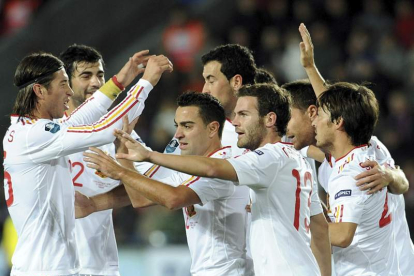 Los jugadores de la selección española celebran la victoria frente a la República Checa.
