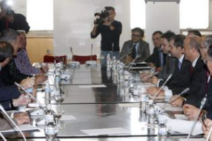 Sebastián, con su equipo de colaboradores, ayer en una reunión de la comisión del carbón.