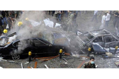 Los servicios de rescate, en el lugar del atentado, en Beirut.