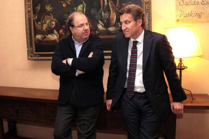 Juan Vicente Herrera, junto al presidente de la Xunta de Galicia, Alberto Núñez Feijoo, momentos antes de la presentación del programa electoral del partido a nivel autonómico de cara a las próximas elecciones
