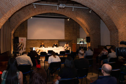 Asistentes a la conferencia de apertura del Festival de Cine y Televisión Reino de León. DL