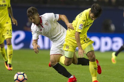Vietto intenta llevarse el balón ante Trigueros. DOMENECH CASTELLÓ