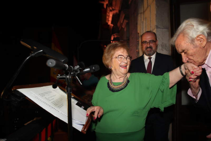 Luis del Olmo besa a Yolanda Ordás en el pregón, en presencia del alcalde, Marco Morala. L. DE LA MATA