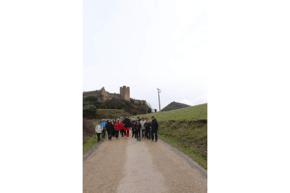 A la izquierda, vista de Las Médulas; a la derecha, un grupo de peregrinos en el recorrido del Camino de Invierno.