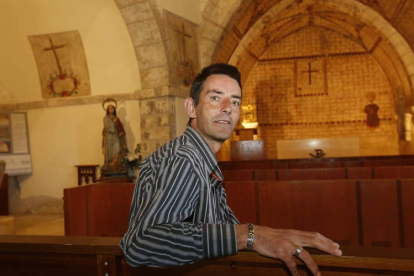 Simón Baratas, guía y guardián de la Iglesia del Rosario, junto a las pinturas góticas que protege. MARCIANO