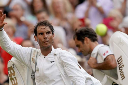 El tenista español Rafa Nadal se despide de Wimbledon tras caer en semifinales frente al incombustible Federer, que disputará el título contra Djokovic. WILL OLIVER
