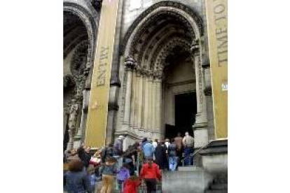 Decenas de personas entran en la catedral de Nueva York