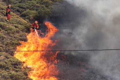 Los mayores problemas a los que se enfrentan los profesionales que trabajan en la zona derivan de la falta de visibilidad y de la densidad del humo. RAMIRO
