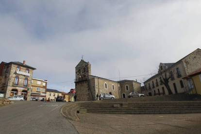 Plaza de la localidad de Riello, en la comarca de Omaña. JESÚS F. SALVADORES